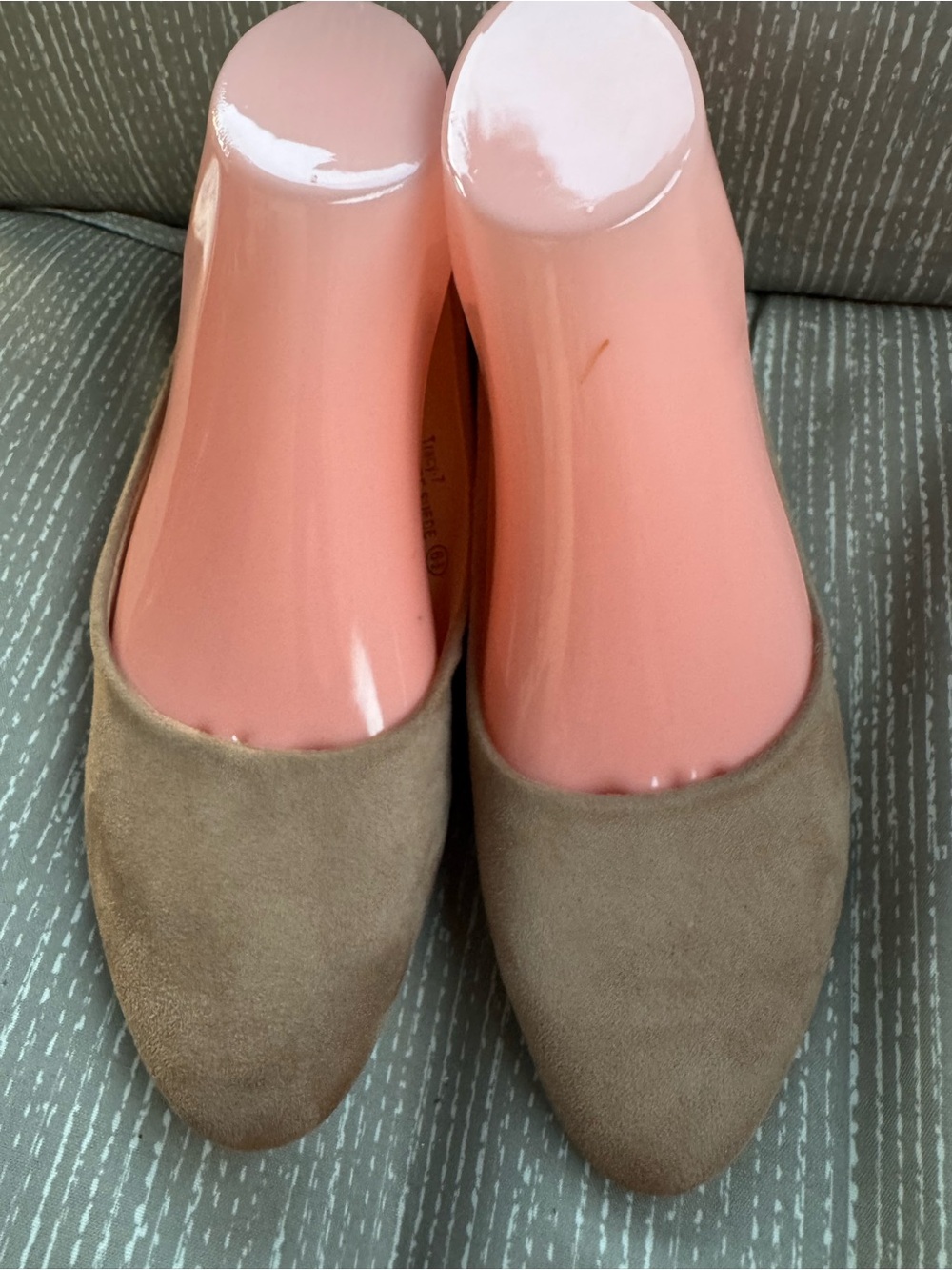 Bella Marie Sz 6.5 Taupe Suede Flats GUC 😊😊